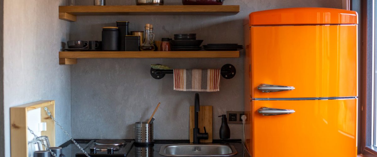 progettazione-di-una-piccola-cucina-in-stile-loft-con-un-frigorifero-arancione